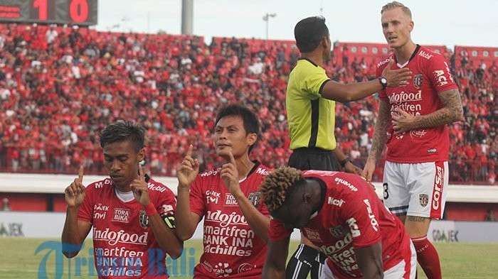 Kapten Bali United Fadil Sausu (kiri) bersama Dias Angga, Mahamadou Ndiaye, dan Nick van der Velden melakukan selebrasi usai menciptakan gol ke gawang PSIS Semarang pada laga di Stadion Kapten I Wayan Dipta, Gianyar, Sabtu (4/8/2018)