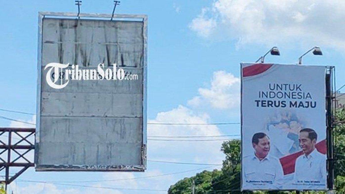 Baliho bergambar Prabowo Subianto dan Jokowi tersebar di sejumlah titik di kota Solo dan pinggiran kota.