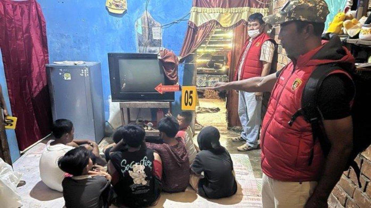 Polda Jambi lakukan olah TKP kasus pelecehan wanita muda terhadap 17 anak di bawah umur di kawasan Rawa Sari, Alam Barajo, Kota Jambi, pada Minggu (5/2/2023). Kini, tersangka balik melaporkan 8 korban dengan tuduhan kasus rudapaksa.