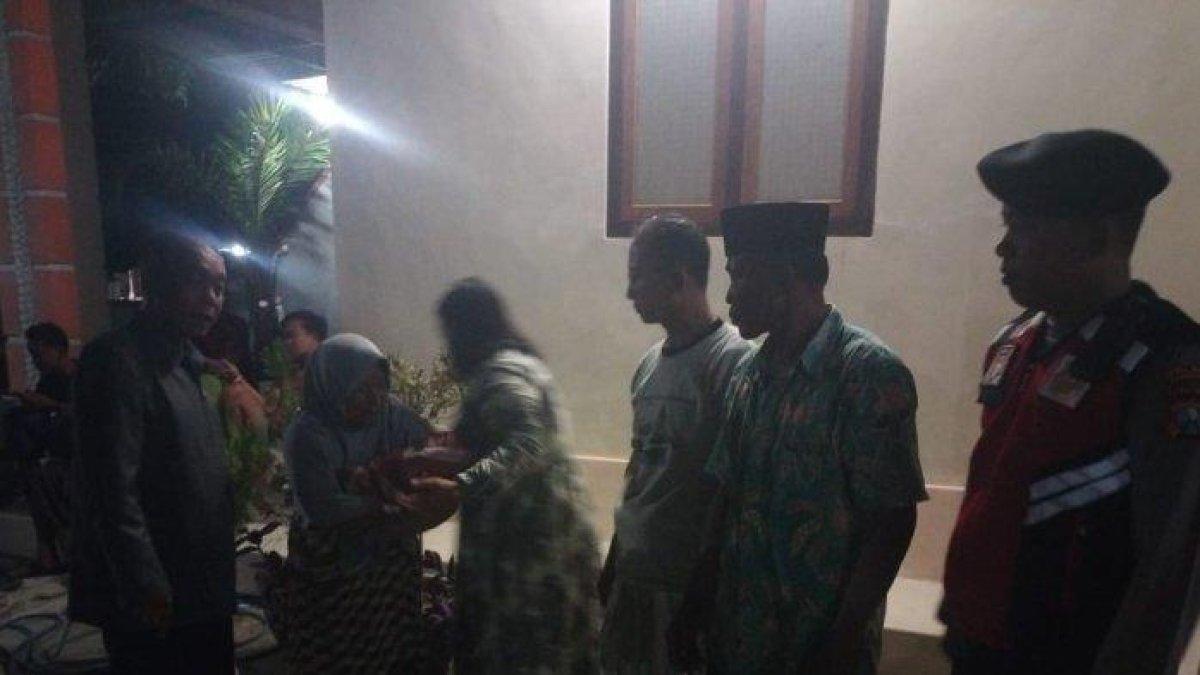 Personel Polsek Pademawu saat melihat bayi yang ditemukan warga di area tempat pemakaman umum (TPU) Palanggeran, Dusun Jembul, Desa Tanjung, Kecamatan Pademawu, Kabupaten Pamekasan, Madura, Minggu (2/6/2024) sekitar pukul 21.30 WIB.