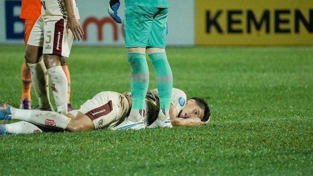 Pemain Bali United Elias Dolah saat tersungkur kepalanya terkena tendangan pemain Borneo FC Silverio Junio pada Sabtu (8/7/2023).
