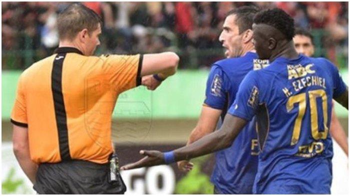 Bek Persib Bandung Vladimir Vujovic mendapatkan kartu merah dari Wasit asal Australia, Evans Shaun dalam pertandingan Liga 1 2017 melawan Persija Jakarta di Stadion Manahan, Solo, Jumat (3/11/2017).