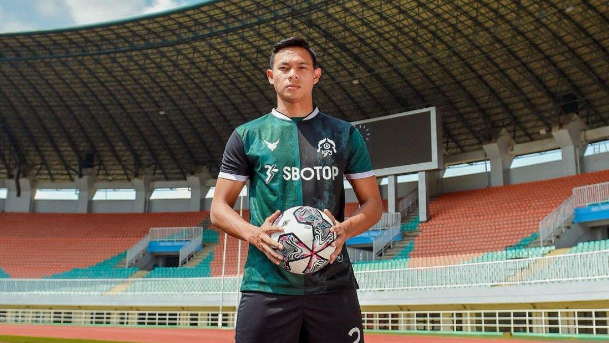 Potret bek Persikabo 1973, Andy Setyo yang rumornya tengah dilirik Persib Bandung di Liga 1 2023 mendatang.
