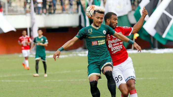 Bek PSS, Jodi Kustiawan (kiri), berebut bola dengan penyerang Bali United, Sylvano Comvalius, saat kedua tim melakoni laga uji coba di Stadion Maguwoharjo, Sleman, Yogyakarta, pada Minggu, 19 Maret 2017.
