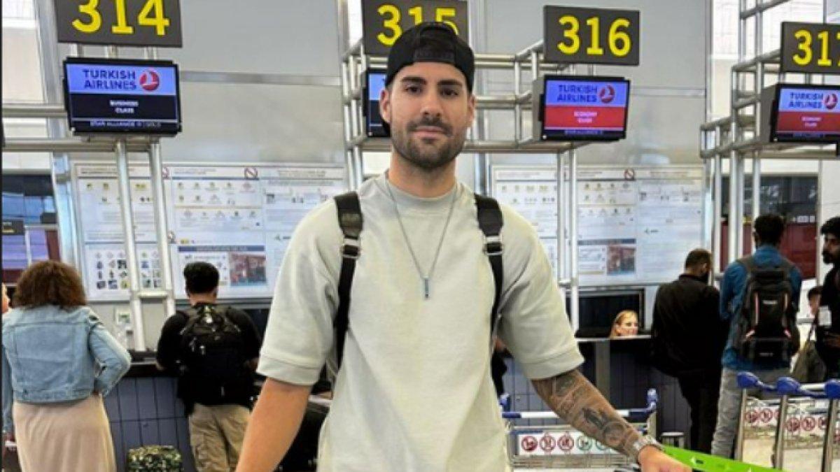 Bek tengah asal Filipina, Kike Linares berada di sebuah bandara yang ditenggarai akan berangkat ke Indonesia untuk gabung PSM Makassar, Selasa (30/5/2023).