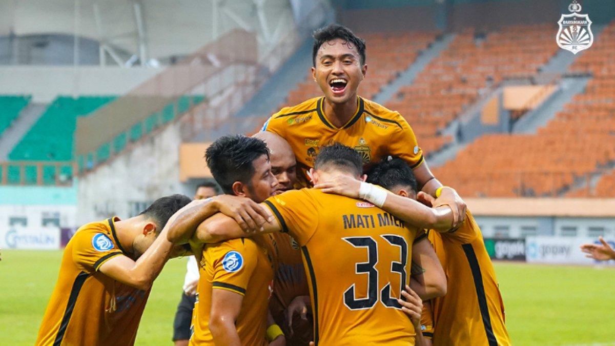 Para pemain Bhayangkara FC saat berselebrasi seusai catat gol ke gawang PSIS Semarang Rabu (1/3/2023).
