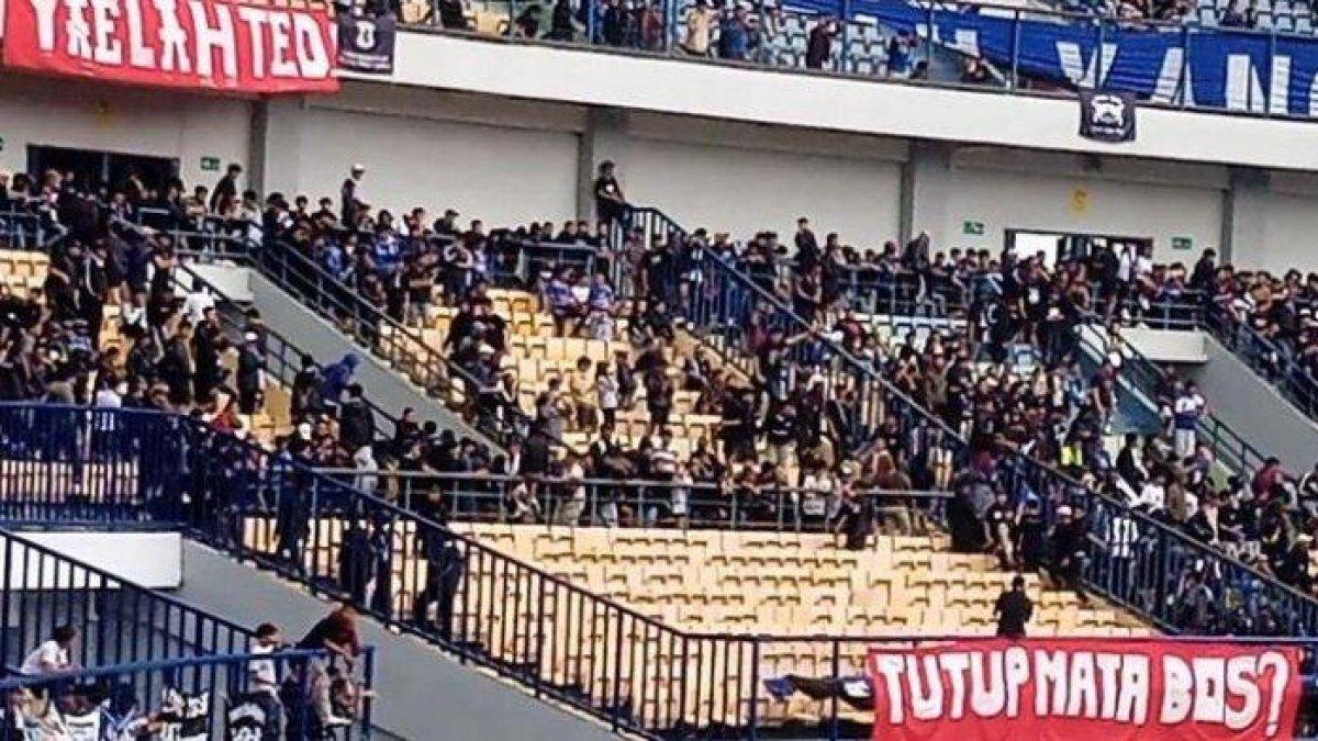 Bobotoh melakukan walk out saat menyaksikan laga Persib Bandung melawan Madura United di pekan pertama Liga 1 2023-2024 di Stadion Gelora Bandung Lautan Api (GBLA), Bandung, Minggu (2/7/2023) sore.