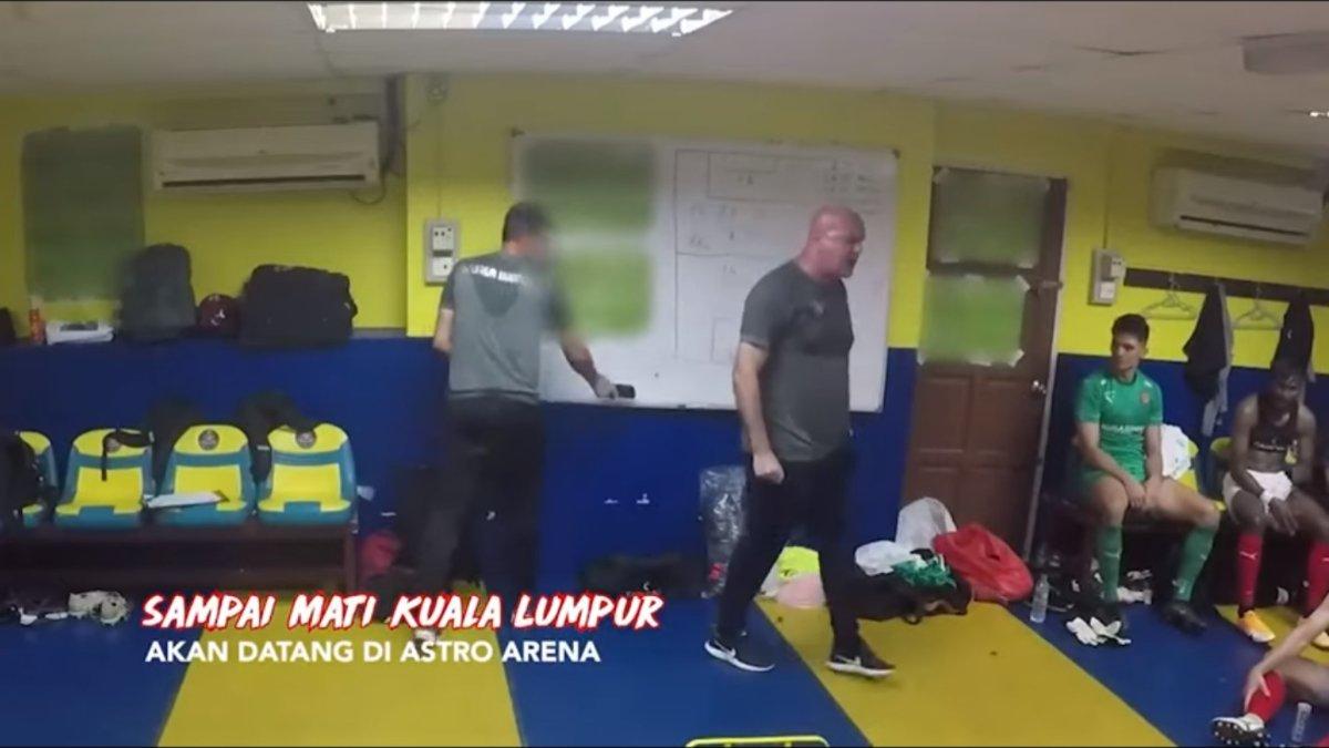 Pelatih baru Persib Bandung, yakni Bojan Hodak sempat memarahi ruang ganti mantan timnya, yakni Kuala Lumpur City FC sebagai bentuk ketegasannya terhadap anak asuhnya.