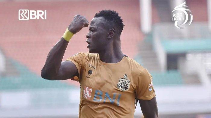 Bomber Bhayangkara FC, Ezechiel Ndouassel melakukan selebrasi seusai mencetak gol ke gawang Arema FC, pada pekan kedua Liga 1 2021, Minggu (12/9/2021).