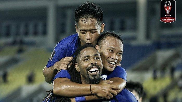 Bomber PSIS Semarang, Carlos Fortes bersama Wawan Febrianto dan Fredyan Wahyu merayakan gol ke gawang Persita Tangerang di Stadion Manahan, Solo, Senin (13/6/2022).