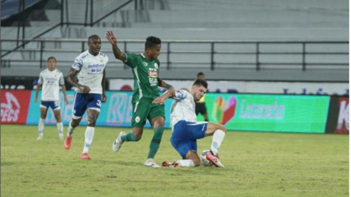 Bomber PSS Sleman, Wander Luiz saat berhadapan dengan bek Persib Bandung, Nick Kuipers pada pekan ke-24 Liga 1 2021 di Stadion Kapten I Wayan Dipta, Bali, Jumat (11/2/2022).