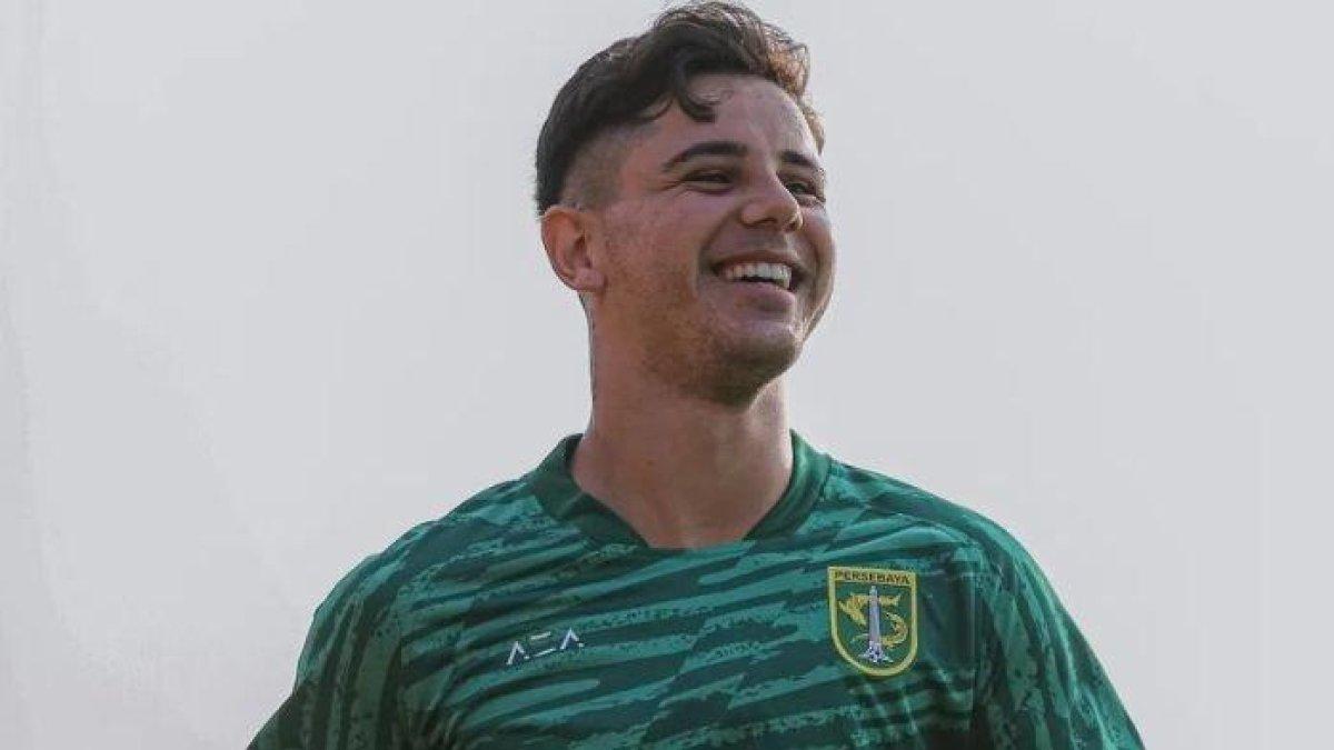 Senyuman Bruno Moreira di sesi latihan perdananya usai gabung kembali ke Persebaya Surabaya, Sabtu (13/5/2023).