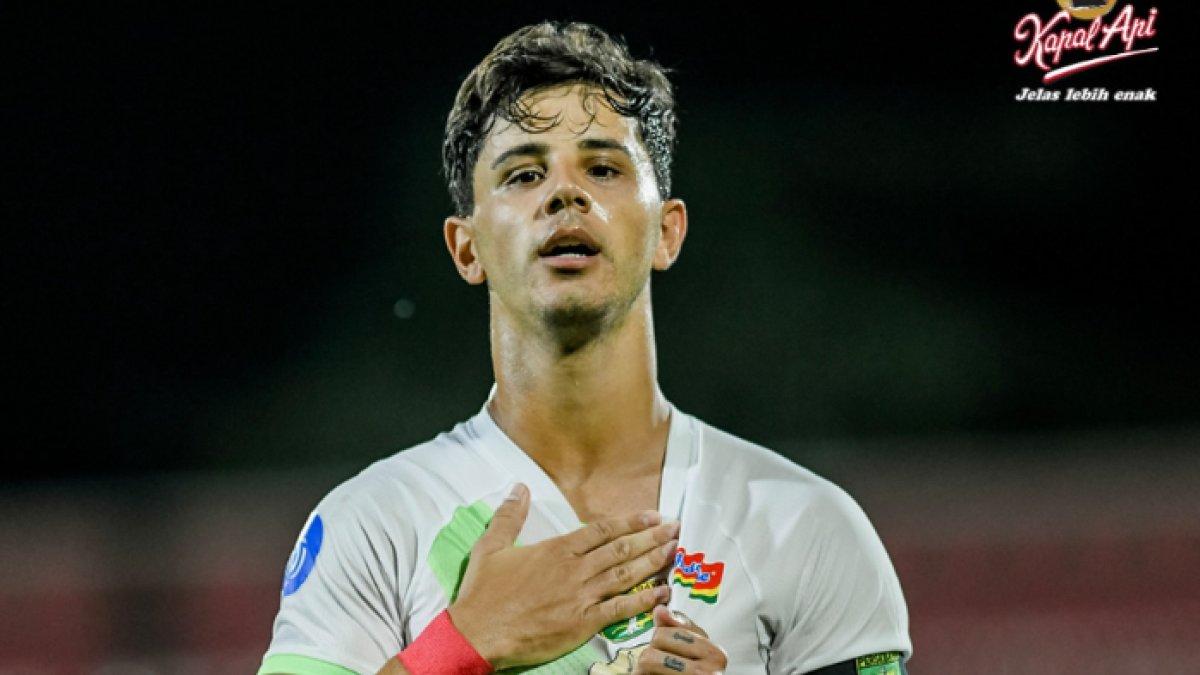 Winger Persebaya Surabaya, Bruno Moreira setelah mencetak gol ke gawang Persita Tangerang dalam lanjutan pekan keempat Liga 1 2024/2025 di Stadion Kapten I Wayan Dipta, Gianyar, Bali pada Sabtu (14/9/2024).