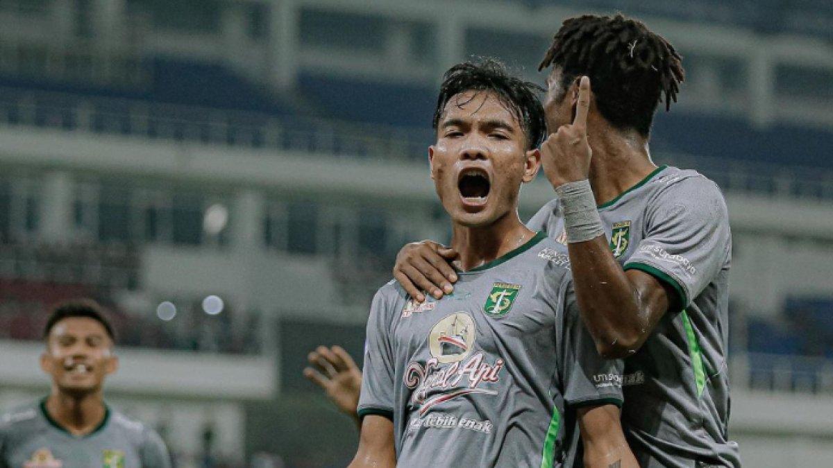 Gelandang Persebaya Surabaya, Brylian Aldama saat hadapi PSIS Semarang dalam lanjutan laga tunda pekan 23 Liga 1 2022/2023 di Stadion Jatidiri, Semarang, Jawa Tengah pada Rabu (29/3/2023)