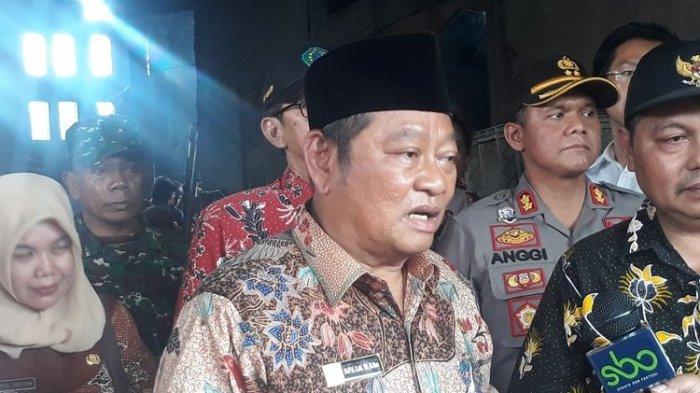 Bupati Sidoarjo Saiful Ilah saat mengunjungi rumah produksi tahu di sentra industri Desa Tropodo, Kecamatan Krian, Sidoarjo, Jawa Timur, Selasa (26/11/2019).