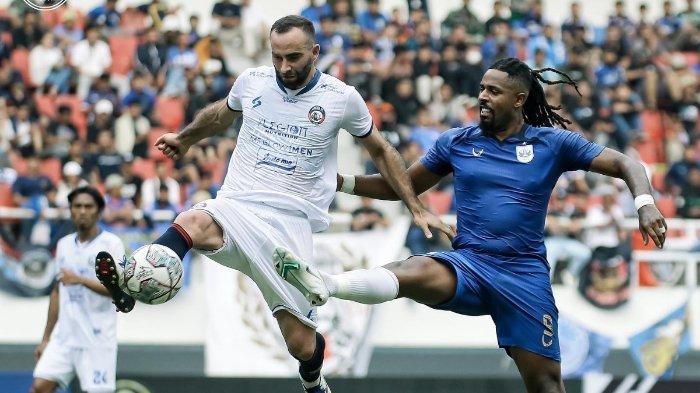 Carlos Fortes yang berseragam PSIS Semarang (kiri) berhadapan dengan mantan rekannya di Arema FC, Sergio Silva (kanan) pada pertandingan uji coba di Stadion Jatidiri, Semarang, Jawa Tengah, 4 Juni 2022. laga PSIS Semarang vs Arema FC di babak delapan besar akan menjadi momen emosional untuk Carlos Fortes dan bomber anyar Singo Edan.