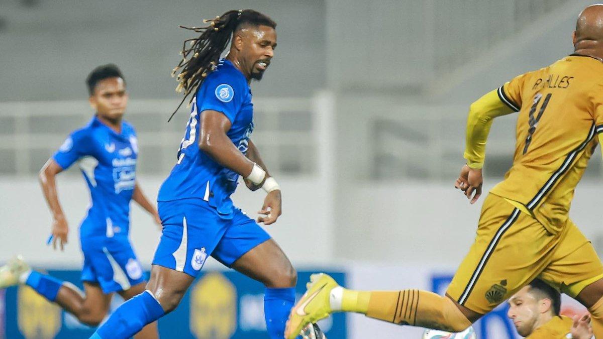 Striker asing PSIS Semarang, Carlos Fortes ketika menghadapi Bhayangkara FC dalam lanjutan pekan perdana Liga 1 2023/2024 di Stadion Jatidiri, Semarang, Jawa Tengah pada Senin (3/7/2023).