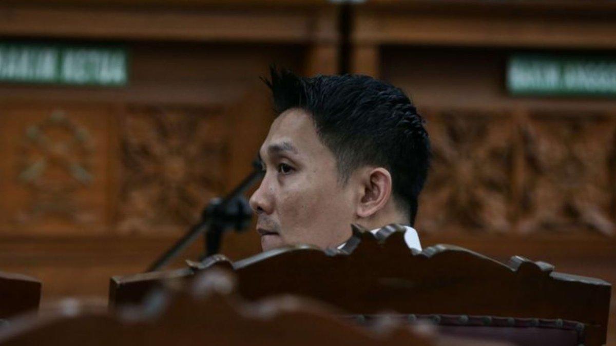Mantan Sekretaris Pribadi (Spri) Kadiv Propam Polri Ferdy Sambo sekaligus Wakaden B Biro Paminal Divisi Propam, (Kompol) Chuck Putranto menjadi saksi di sidang obstruction of justice terkait kasus kematian Brigadir Nofriansyah Yosua Hutabarat atau Brigadir J dengan terdakwa Hendra Kurniawan dan Agus Nurpatria di Pengadilan Negeri Jakarta Selatan, Kamis (15/12/2022).