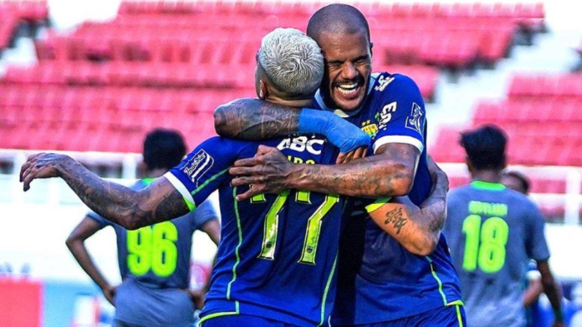 Selebrasi gol Ciro Alves dan David da Silva di laga Persib Bandung kontra Persebaya Surabaya di Liga 1 2022.