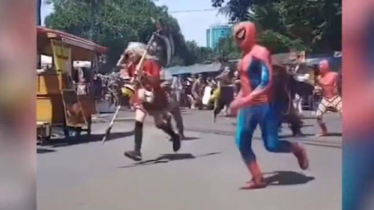 Video cosplayer superhero dan hantu berlarian dikejar Satpol PP viral di media sosial, ternyata adegan film di Bandung, Jabar.
