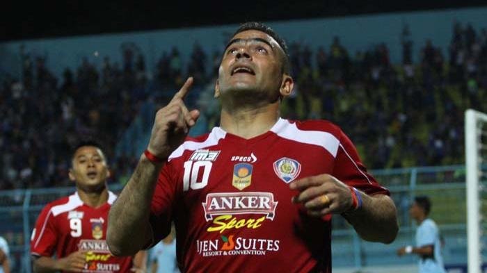 Cristian Gonzales, striker Arema Cronus merayakan gol yang dicetak ke gawang Persela dalam laga Surya Citra Media (SCM) Cup di Stadion Kanjuruhan Kepanjen, Kabupaten Malang, Selasa (20/1/2015) malam.