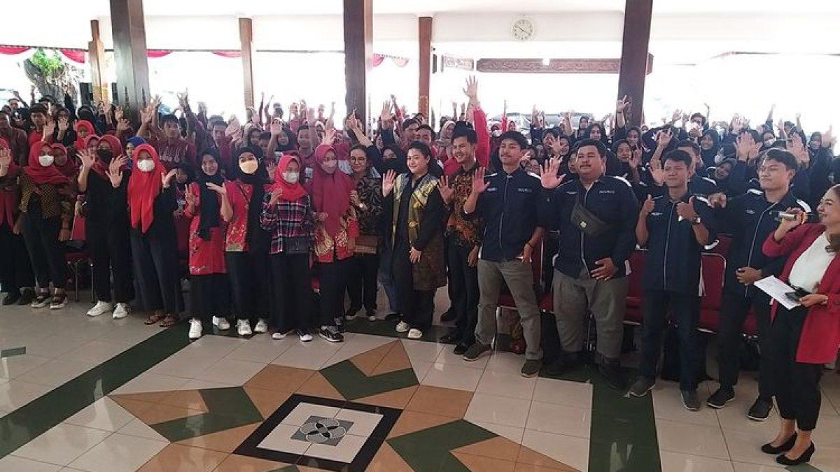 Cucu Presiden Megawati Sukarno Putri, Diah Pikatan Orissa Putri Hapsari (tengah) atau Pinka Hapsari menjadi pembicara pada acara dialog kebangsaan di Pendopo Pemkab Wonogiri, Jawa Tengah, Minggu (28/5/2023).