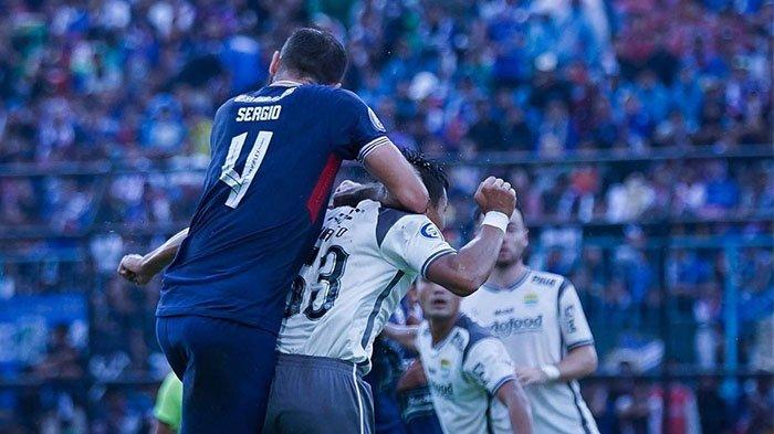 Cuplikan laga Arema FC vs Persib Bandung di pekan ke-9 Liga 1 2022 Minggu (11/9/2022). Duel rebutan warisan dikomentari oleh legenda Persib Bandung.