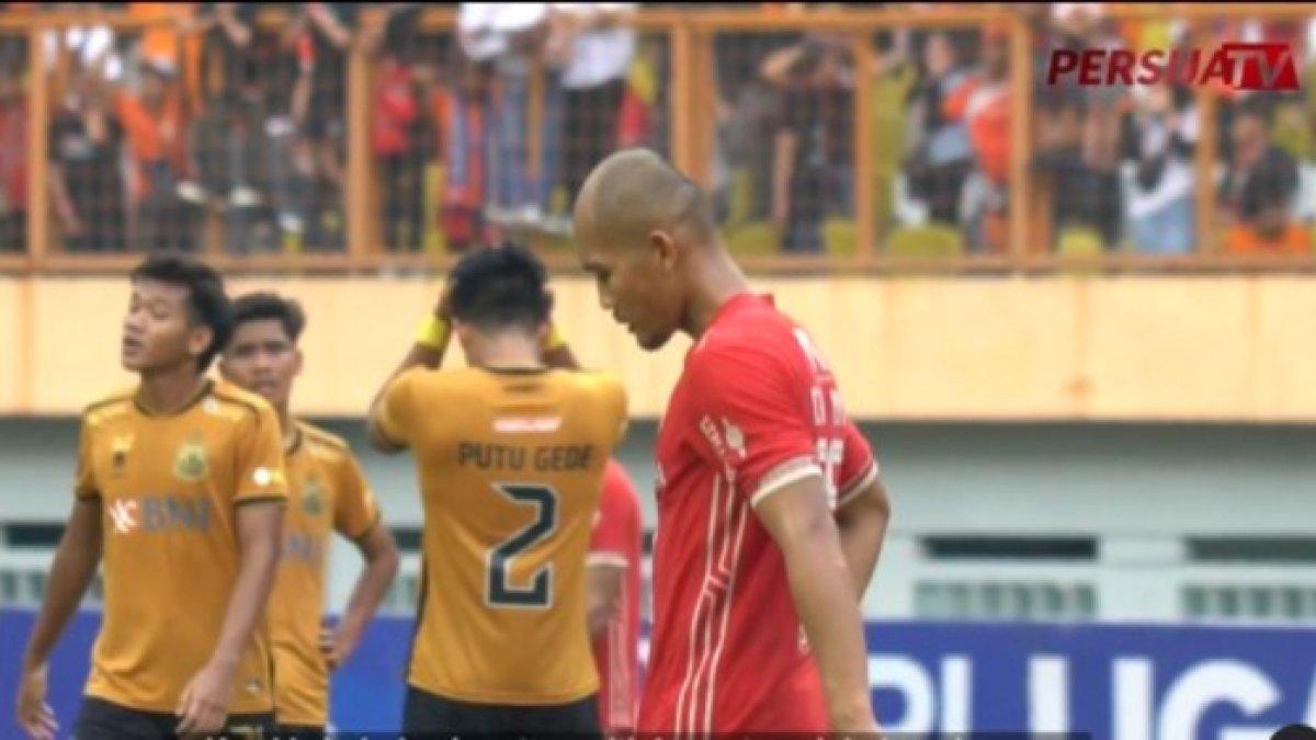 Bek Persija Jakarta, Dandi Maulana saat menghadapi Bhayangkara FC dalam lanjutan laga pekan 25 Liga 1 2022/2023 di Stadion Wibawa Mukti, Bekasi, Jawa Barat pada Kamis (15/2/2023)