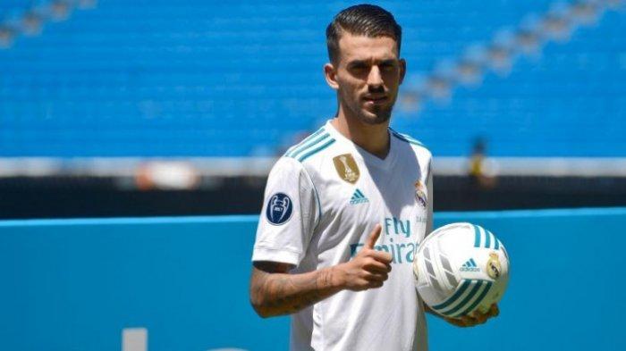 Dani Ceballos berpose saat diperkenalkan sebagai pemain Real Madrid di Stadion Santiago Bernabeu, Madrid, 20 Juli 2017.