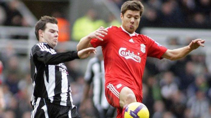 Gelandang Newcastle United, Danny Guthrie, berduel lawan pemain Liverpool, Xabi Alonso, pada laga Liga Inggris di St James Park, Newcastle, 28 Desember 2008. Danny Guthrie dikabarkan akan merapat ke Persib Bandung.