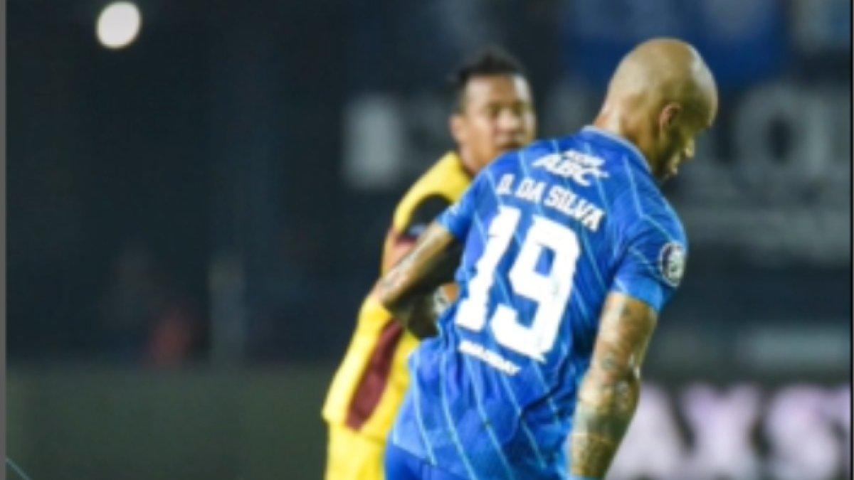 Striker asing Persib Bandung, David da Silva saat menghadapi Persikabo 1973 dalam lanjutan pekan 34 Liga 1 2022/2023 di Stadion Gelora Bandung Lautan Api, Bandung, Jawa Barat pada Sabtu (15/4/2023)