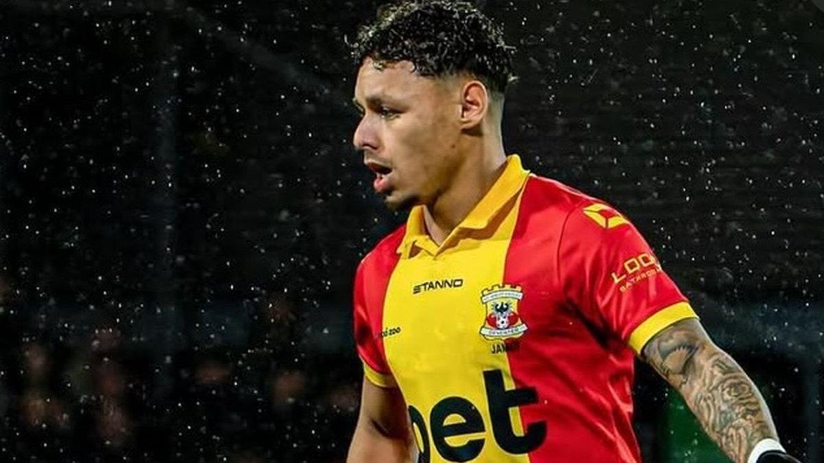 PEMAIN NATURALISASI TIMNAS INDONESIA - Dean James kala membela klub Belanda, Go Ahead Eagles, dalam musim kompetisi 2024-2025.
