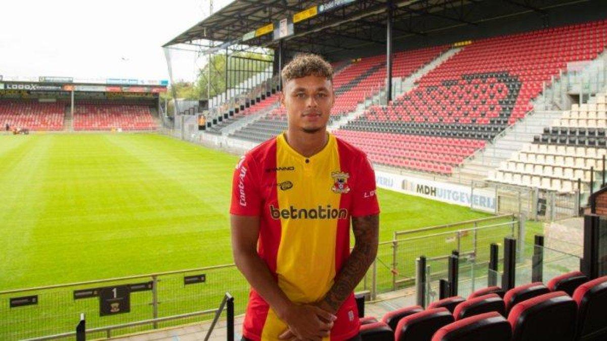 PROFIL PEMAIN - Pose pemain Go Ahead Eagles yang berposisi sebagai bek kiri, yakni Dean James pada 18 Juli 2023 di De Adelaarshorst Stadium.