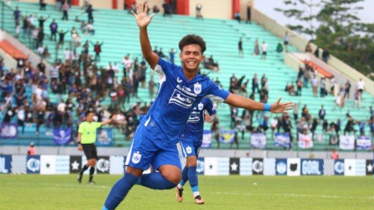 PROFIL PEMAIN - Selebrasi Deby Liana usai menyumbang gol untuk PSIS Semarang dalam kemenangan tim Mahesa Jenar 3-0 atas Persikabo 1973 di  pekan ke-33 BRI Liga 1 2023/2024 di Stadion Moch Soebroto Magelang, Jumat (26/4/2024).