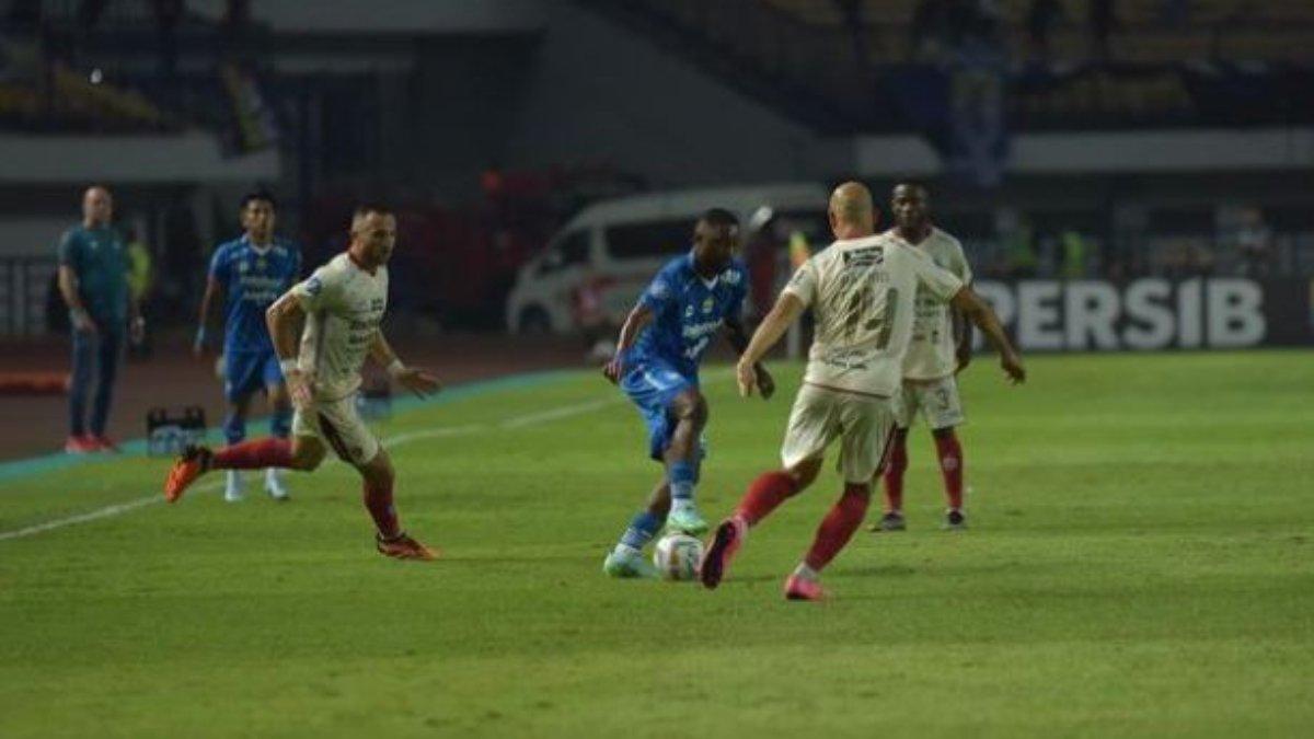 Sosok Levy Madinda akhirnya menjalani debutnya untuk Persib Bandung pada pertandingan pekan keenam Liga 1 2023 lalu.
