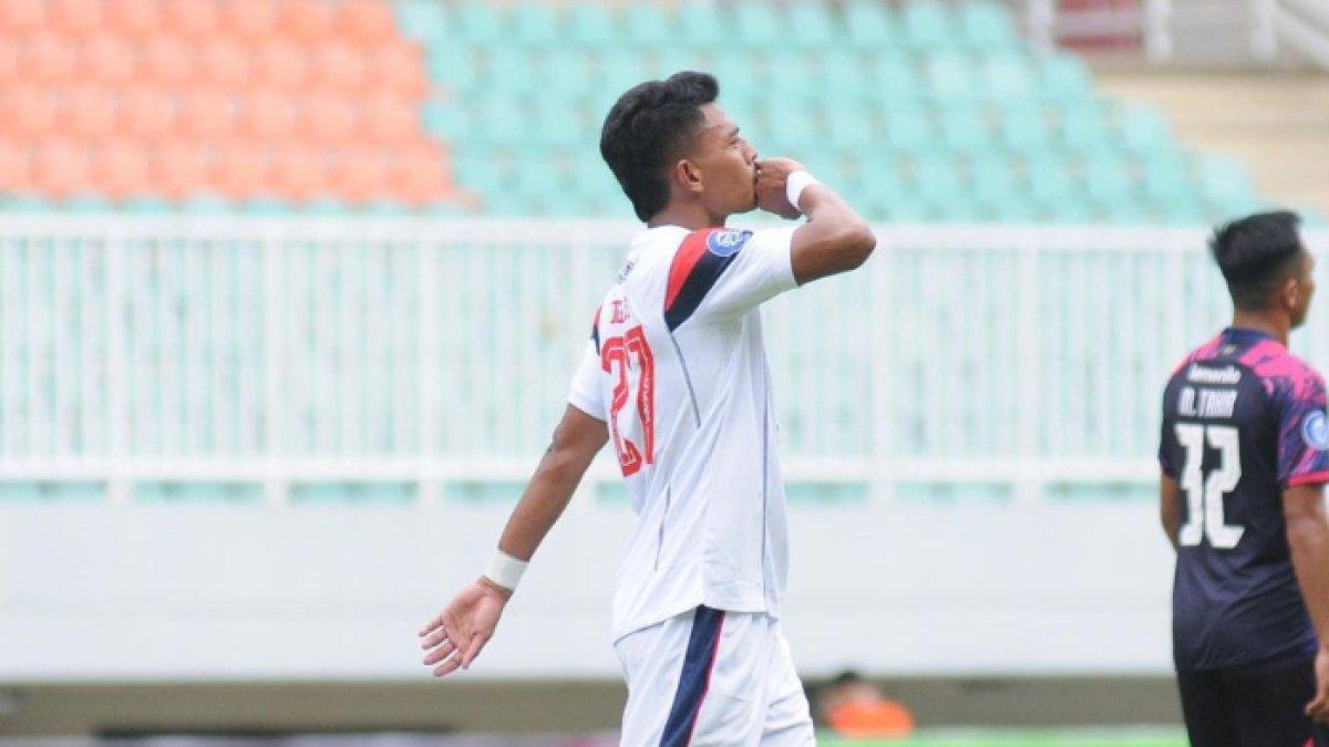 Striker lokal Arema FC, Dedik Setiawan ketika menghadapi RANS Nusantara FC di perhelatan Liga 1 2022/2023.