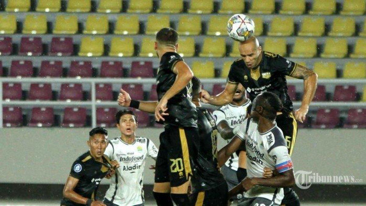 Pesepak bola Dewa United, Risto Mitrevski (kanan atas) menyundul bola dalam laga lanjutan BRI Liga 1 2022/2023 antara Dewa United melawan Persib Bandung di Stadion Manahan, Solo, Jawa Tengah, Rabu (14/12/2022) malam.