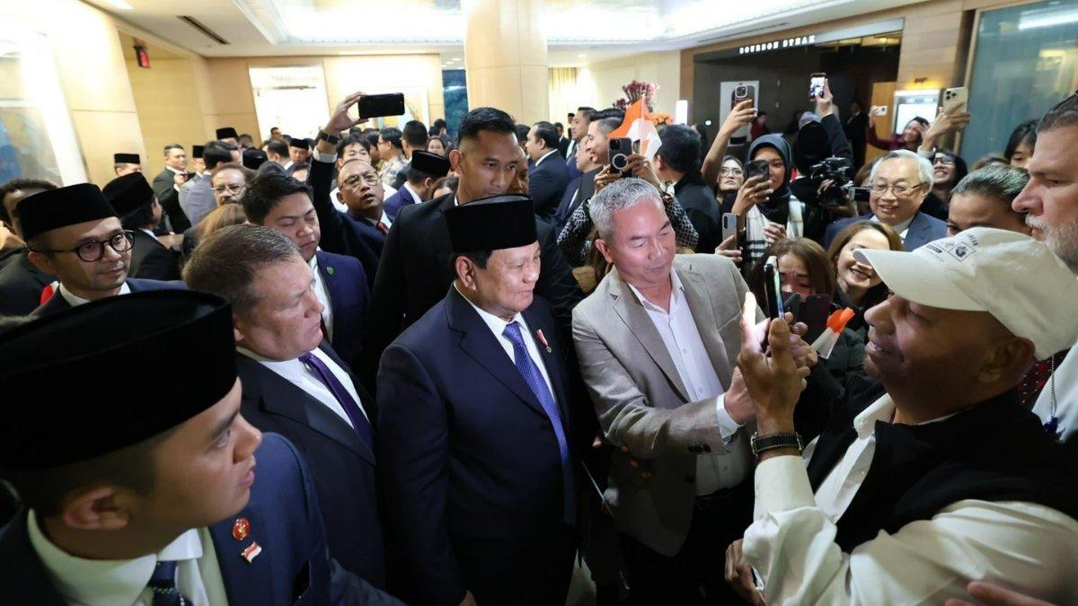Ratusan diaspora Indonesia yang tinggal di Amerika Serikat menyambut dengan antusias kedatangan Presiden Prabowo Subianto, Minggu (10/11/2024).