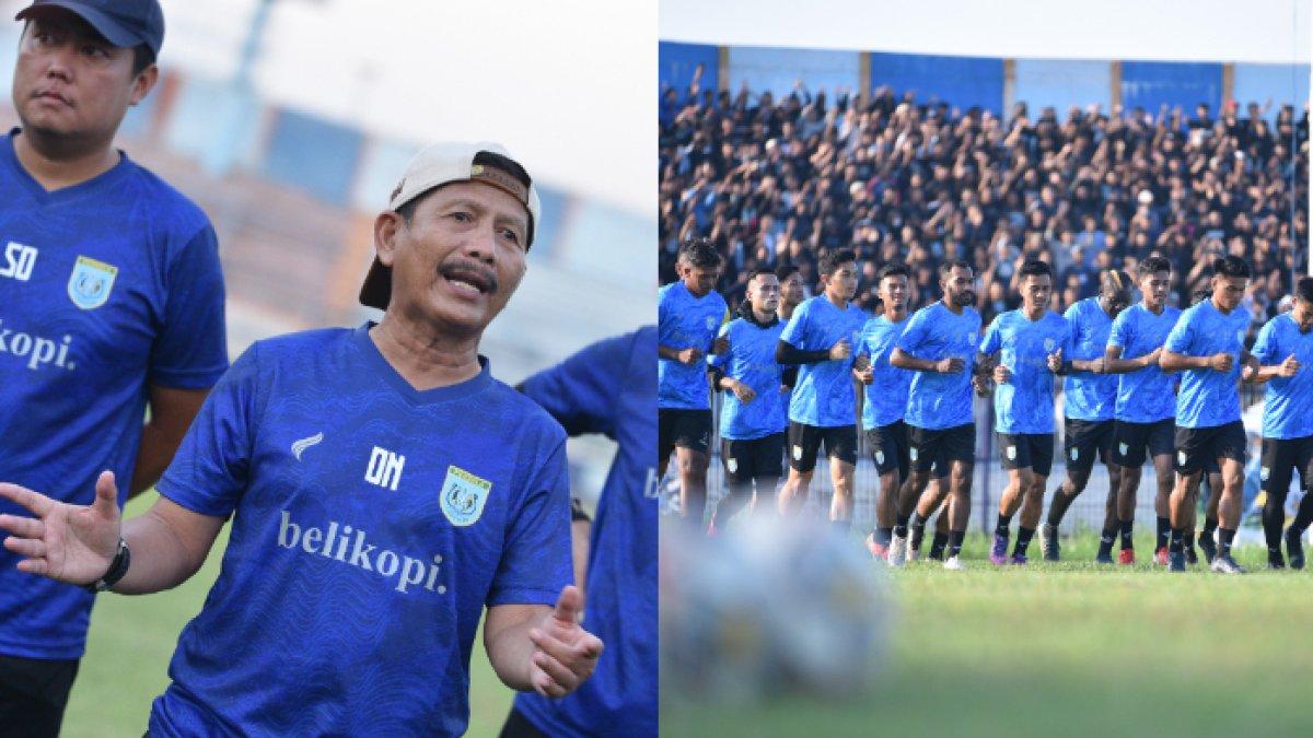 Pelatih Persela Lamongan Djajang Nurjaman (kiri) dan skuad Persela Lamongan (kanan).