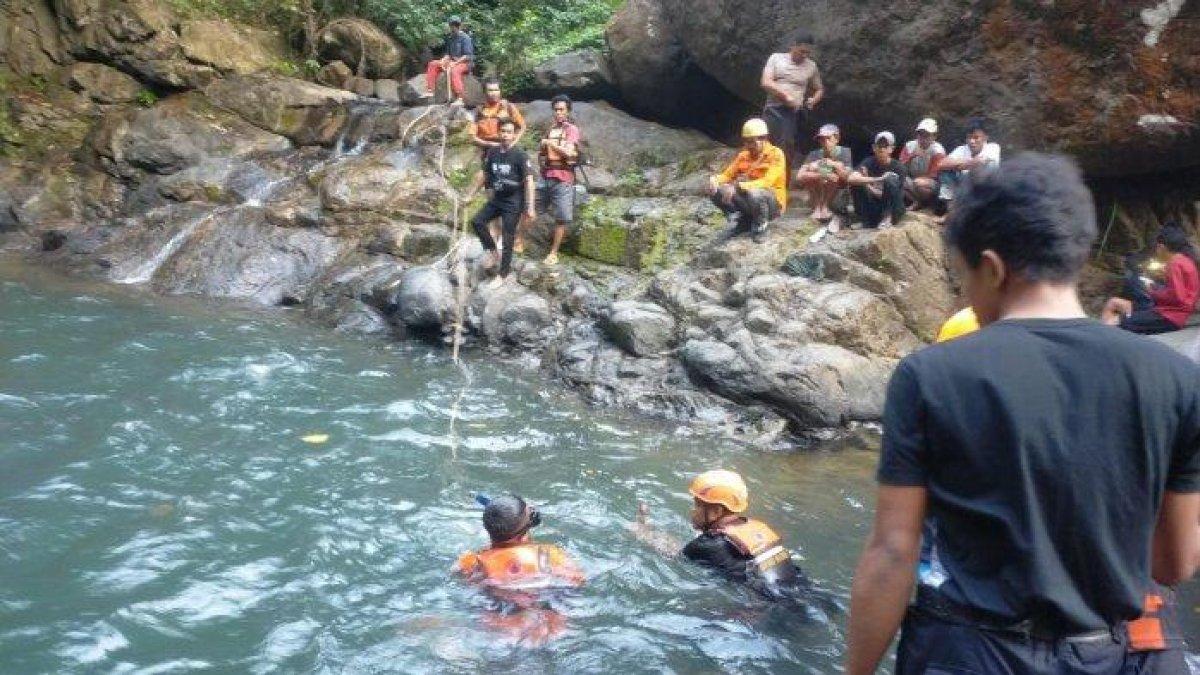 Pencarian dua pelajar tenggelam di Air Terjun Jami, Kabupaten Maros, Sulawesi Selatan, Jumat (12/7/2024).
