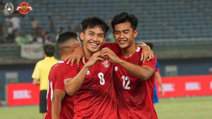 Dua pemain Timnas Indonesia Witan Sulaeman (kiri) dan Pratama Arhan (kanan) pada postingan, Rabu (15/6/2022). Selain lolos Piala Asia 2023, ini 2 buah baik yang didapat Timnas Indonesia seusai lumat Nepal.