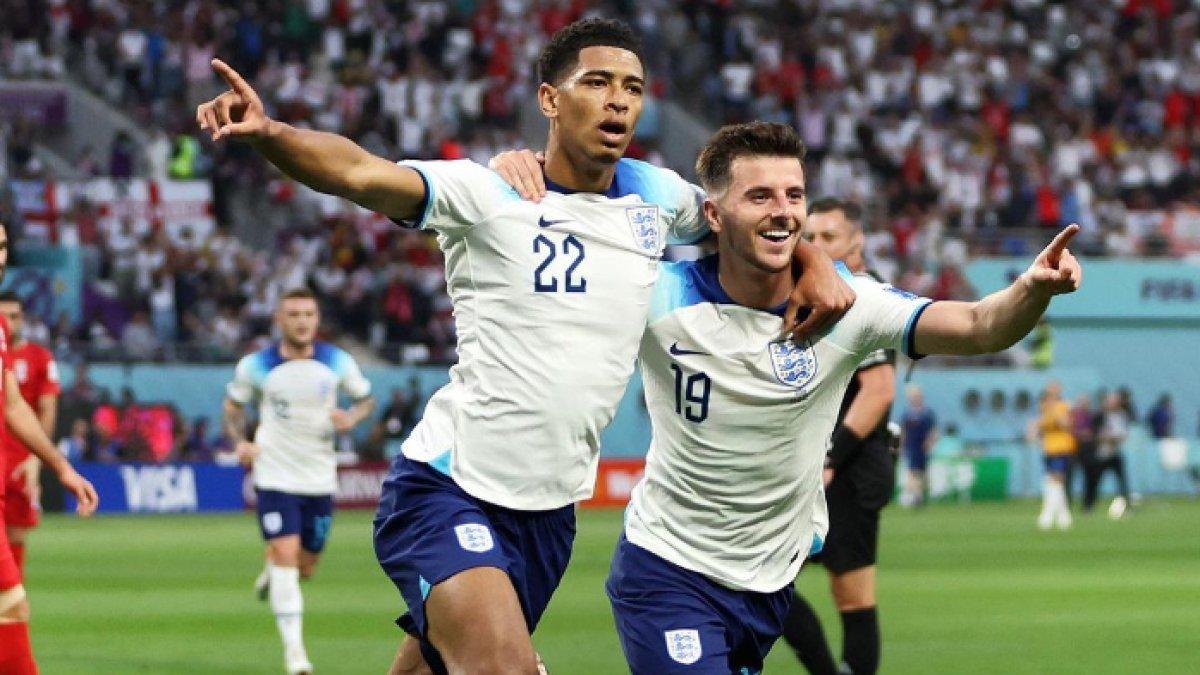 Dua pemain Timnas Inggris Jude Bellingham dan Mason Mount melakukan selebrasi saat melawan Timnas Iran pada Piala Dunia 2022 di Khalifa International Stadium, Senin (21/11/2022).