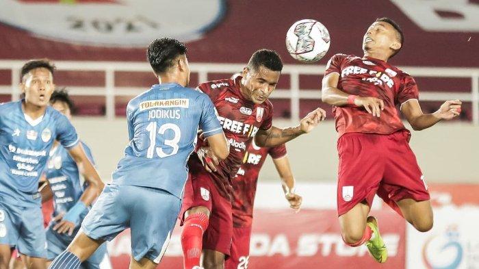 Duel pemain Persis Solo, Beto Goncalves dan Rivaldi Bawuo dengan pemain belakang PSIM Yogyakarta, dalam lanjutan Liga 2 2021 di Stadion Manahan, Solo, Selasa (12/10/2021).