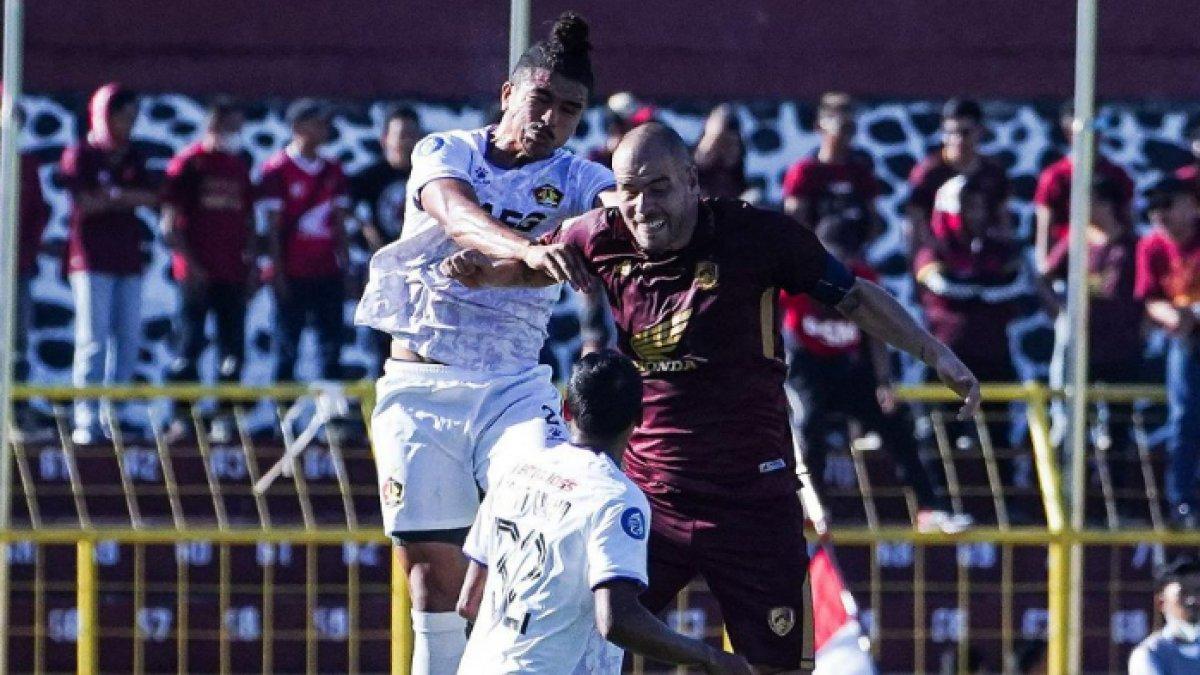 Duel pemain PSM Makassar dengan pemain Persik Kediri dalam lanjutan Liga 1 2023 pekan keenam di Stadion Gelora B.J. Habibie, Parepare, Kamis (3/8/2023).