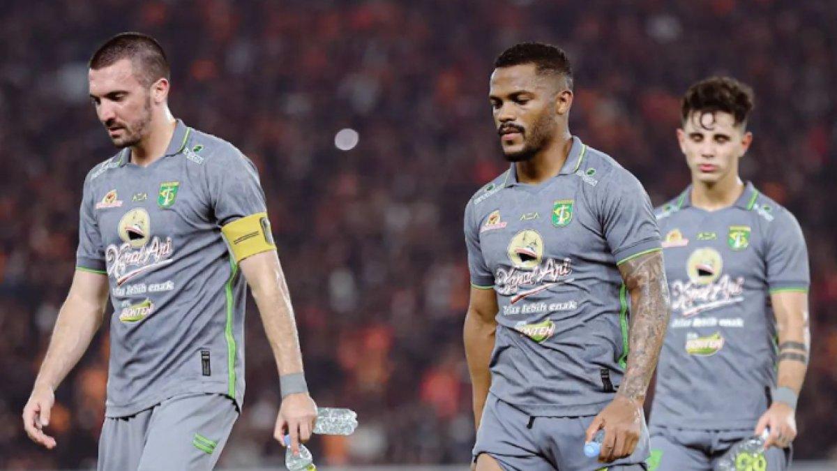 Momen Dusan Stevanovic seusai Persebaya kalah di laga kontra Persija Jakarta di pekan kelima Liga 1 2023/2024.