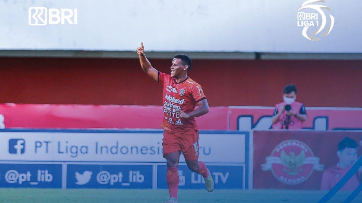 Pemain Bali United, Eber Bessa ketika menghadapi Persebaya Surabaya dalam lanjutan pekan ke-25 Liga 1 2022/2023 di Stadion Maguwoharjo, Sleman, Yogyakarta pada Sabtu (18/2/2023) pukul 16.00 WIB
