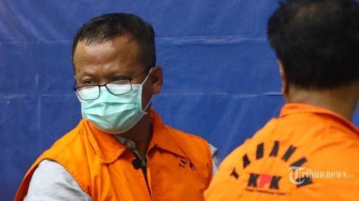 Menteri Kelautan dan Perikanan (KKP), Edhy Prabowo mengenakan rompi oranye usai menjalani pemeriksaan di Gedung KPK, Jakarta Selatan, Rabu (25/11/2020). KPK resmi menahan Edhy Prabowo bersama enam orang lainnya terkait Operasi Tangkap Tangan (OTT) dalam kasus dugaan menerima hadiah atau janji terkait perizinan tambak usaha dan/atau pengelolaan perikanan atau komoditas perairan sejenis lainnya. Edhy Prabowo pun buka suara setelah ditetapkan sebagai tersangka atas kasus dugaan korupsi izin ekspor benur.