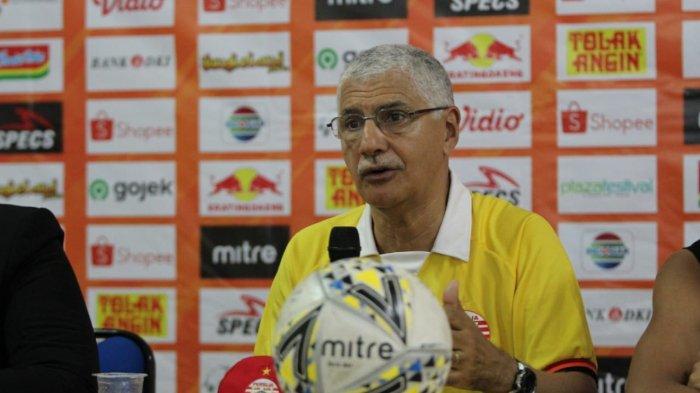 Pelatih Persija Jakarta Edson Tavares saat melakukan konferensi pers jelang laga Persija Jakarta vs Semen Padang, Selasa (15/10/2019).