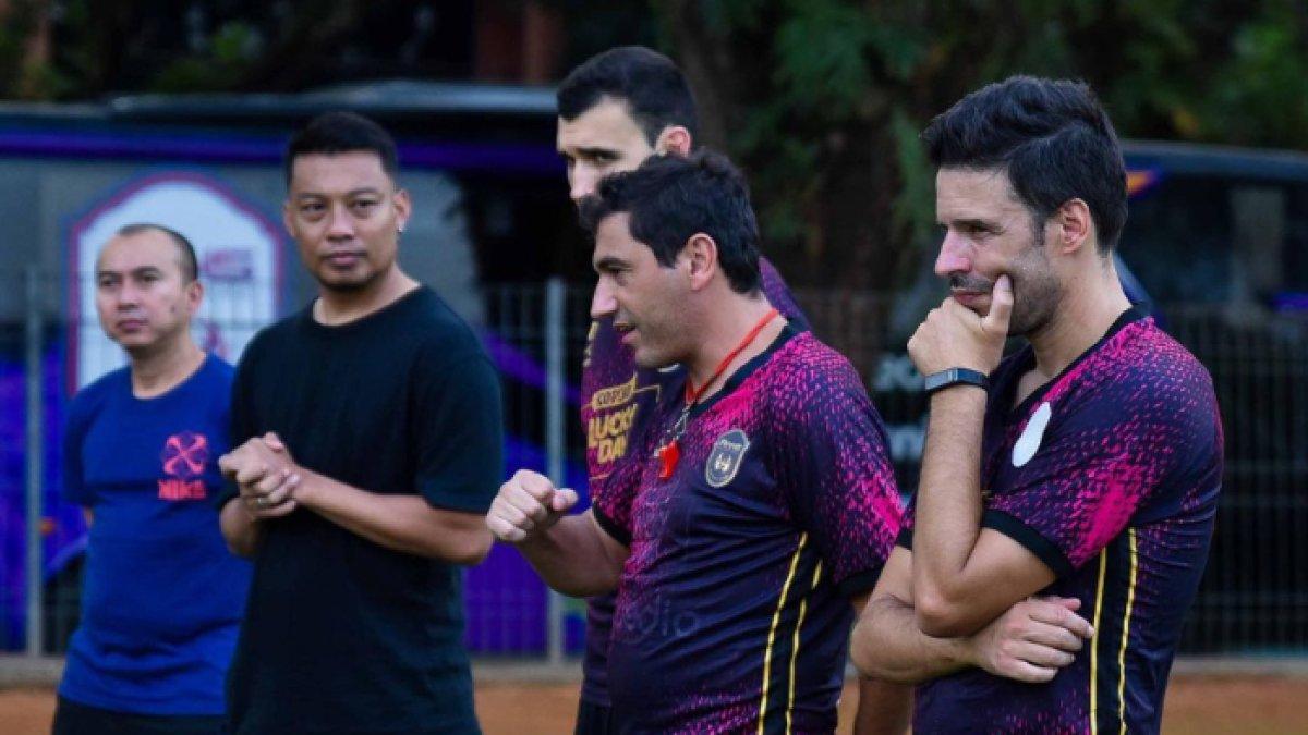 Mantan pelatih RANS Nusantara FC, Eduardo Almeida (dua dari kanan)