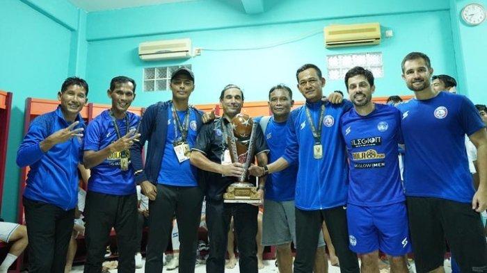 Pelatih Arema FC, Eduardo Almeida (tengah, baju hitam) saat memegang trofi Piala Presiden 2022. Eduardo Almeida disorot media asing dari Portugal setelah Arema FC raih trofi Piala Presiden 2022.